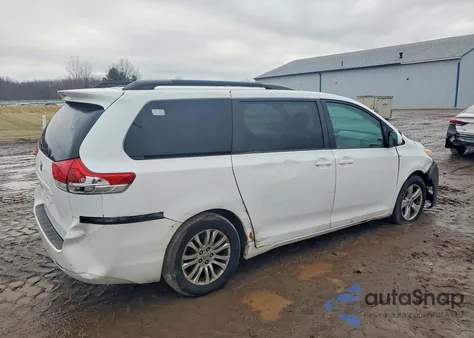 2012 Toyota Sienna Le z USA, uszkodzony, nr VIN 5TDKK3DC2CS241813